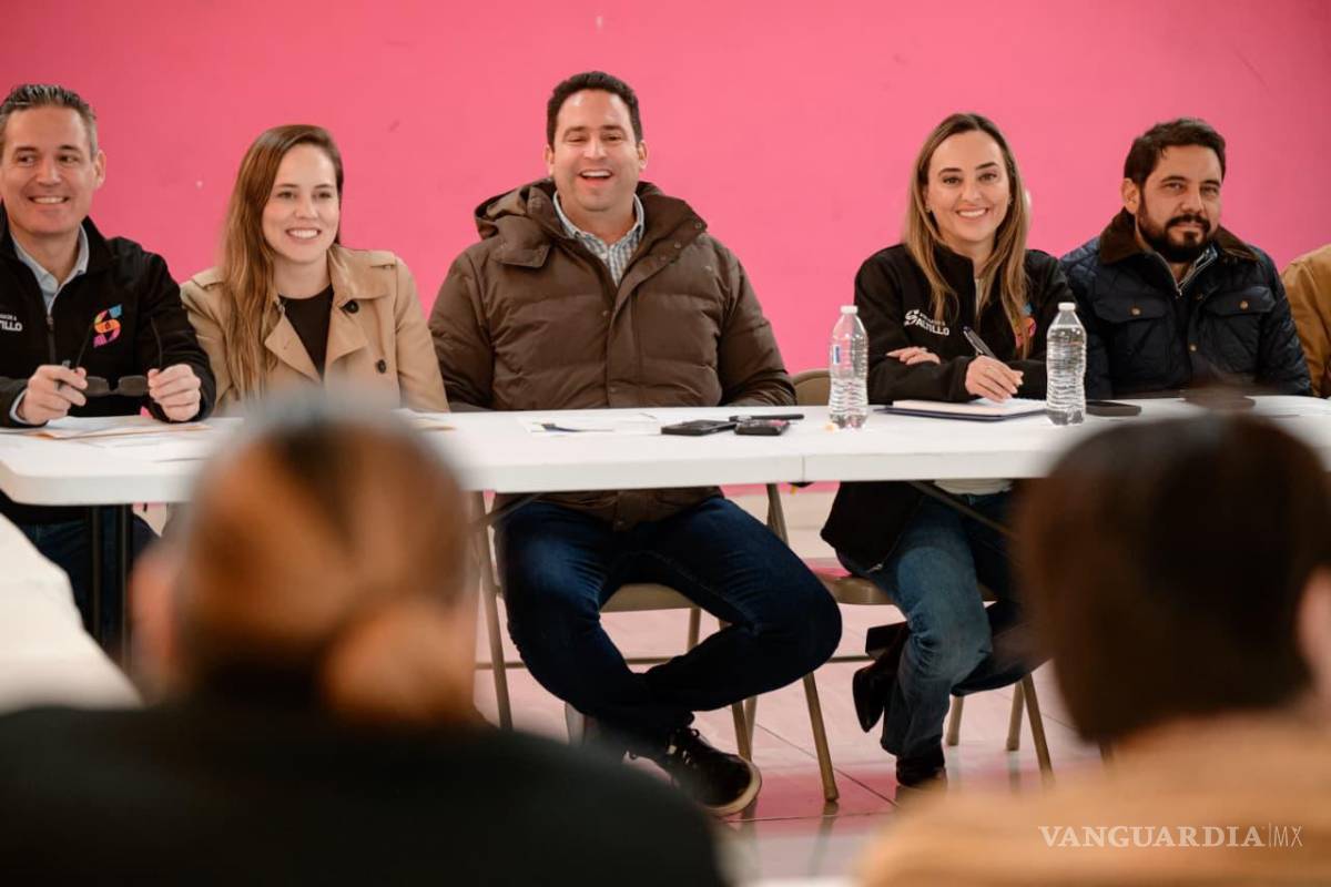$!El alcalde Javier Díaz González supervisó los trabajos de rehabilitación vial y atendió directamente las solicitudes de vecinos del sector oriente de Saltillo.