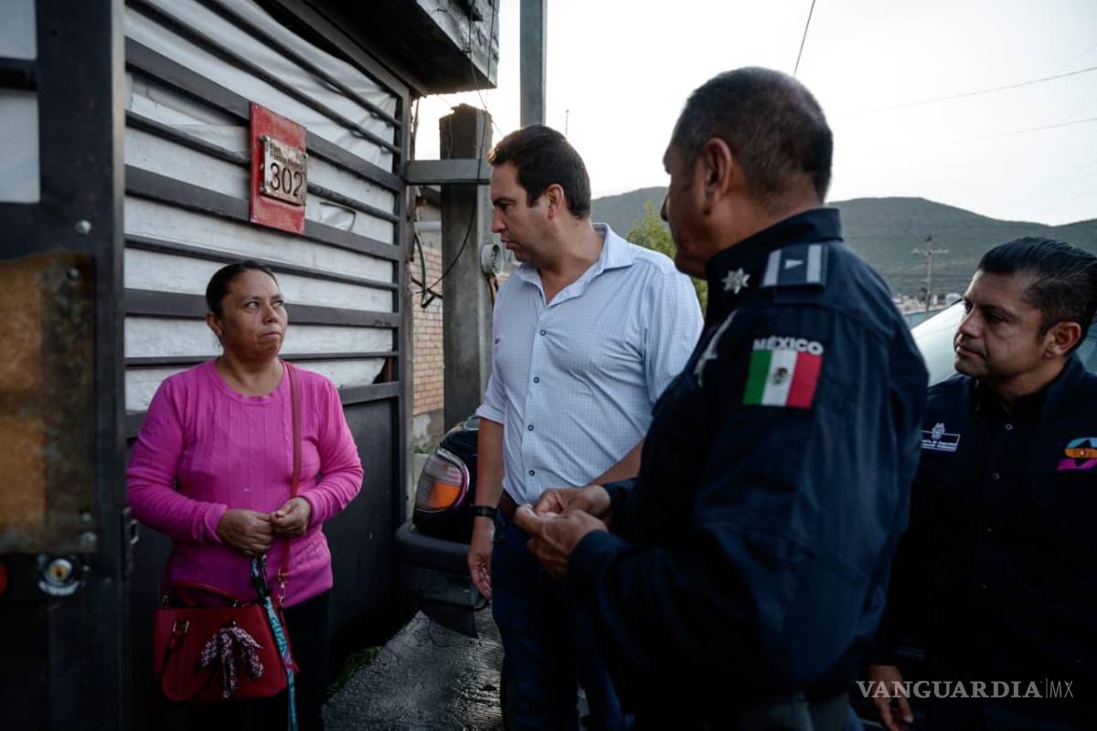 $!Durante el recorrido, Javier Díaz dialogó con vecinos para conocer sus inquietudes y atender sus necesidades en materia de seguridad.