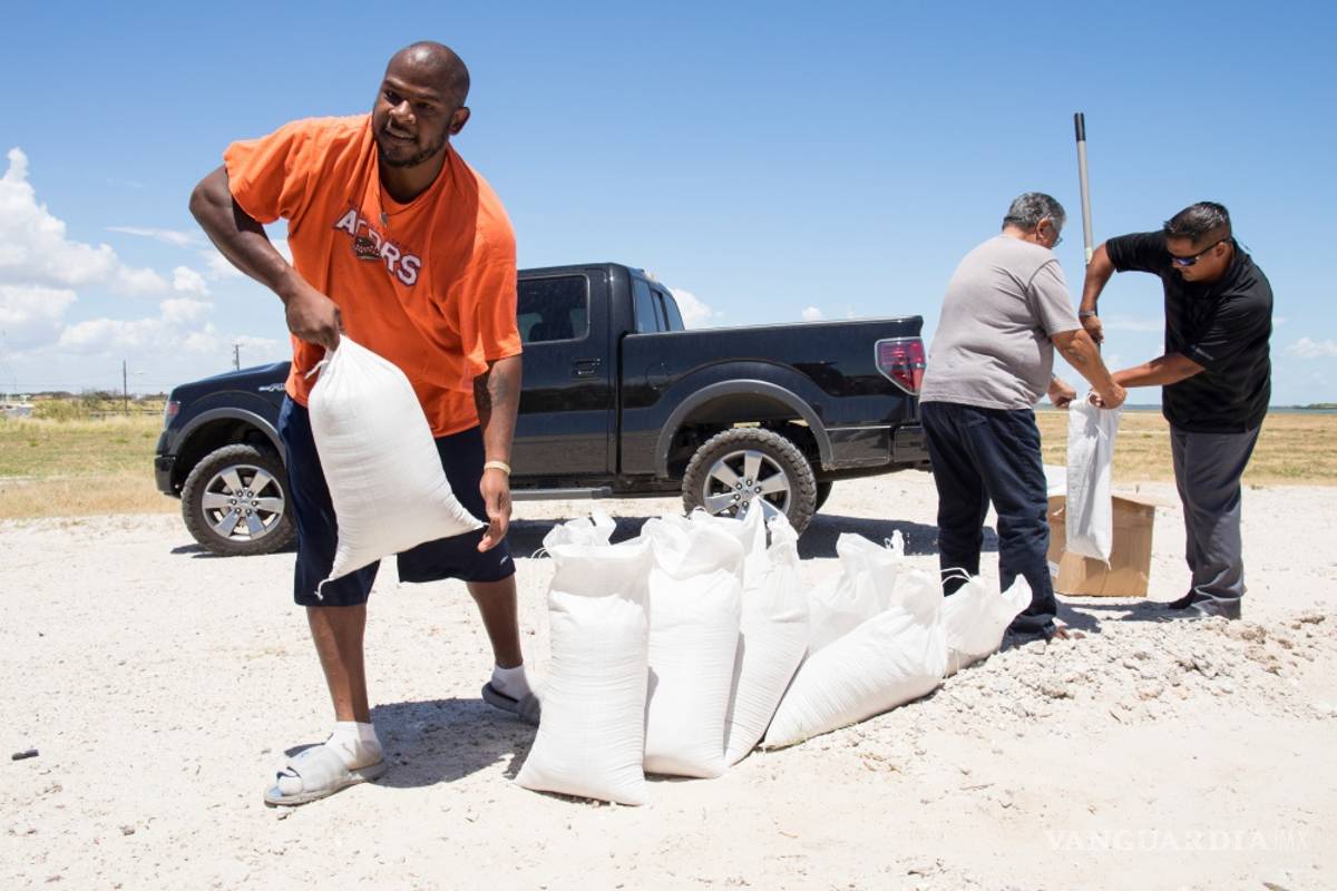 Costa texana se prepara para paso tormenta de la tropical Harvey