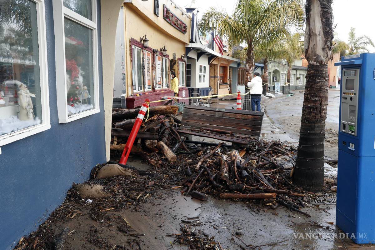 ‘Estamos atrapados aquí’; lluvias, aludes y socavones azotan a California
