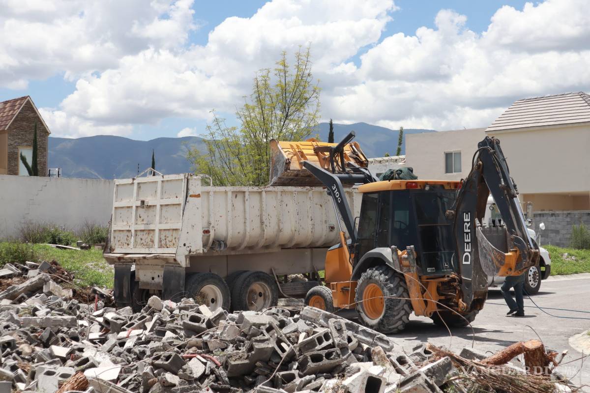 $!En Villa Bonita fue retirado el escombro luego del colapso de una barda.