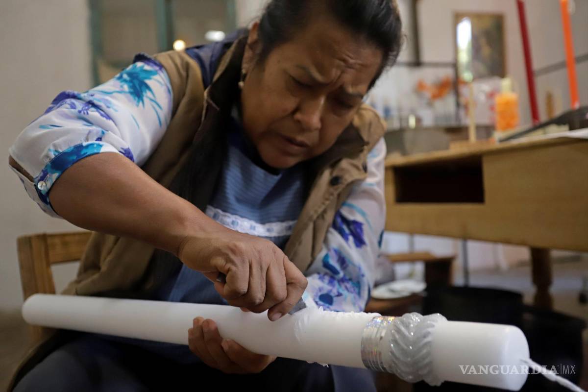 Velas escamadas iluminan el camino de las almas en los altares del Día de Muertos en México