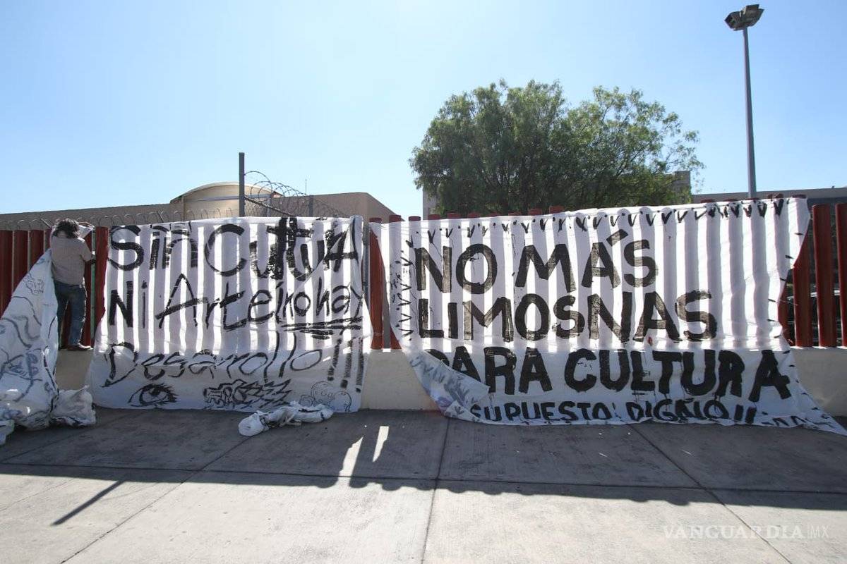 $!Campesinos encierran a diputados y trabajadores en San Lázaro