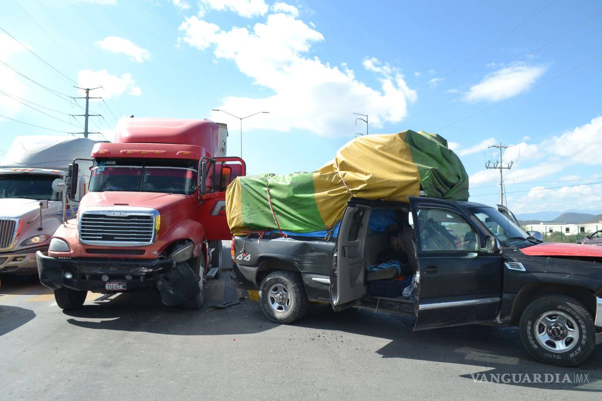 Esperaban luz verde y trailero los embiste en carretera Saltillo-Zacatecas
