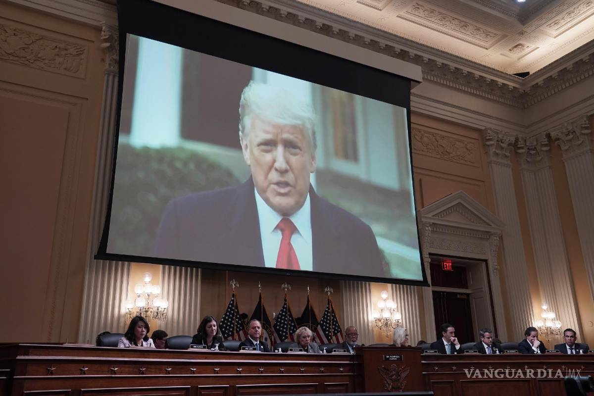 $!El expresidente Donald Trump en una pantalla de video mientras Cassidy Hutchinson, exasesor del jefe de gabinete de la Casa Blanca testifica.