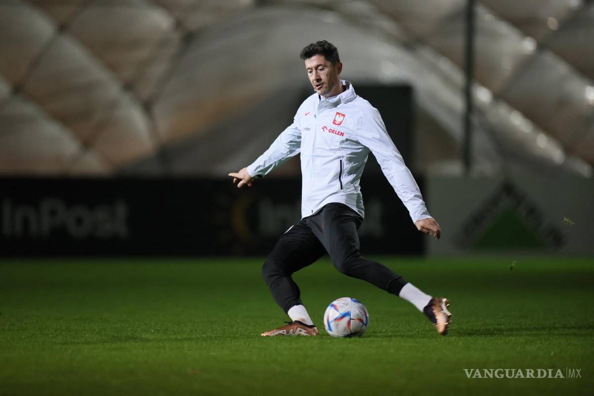 $!El polaco Robert Lewandowski durante un sesión en Varsovia, Polonia.