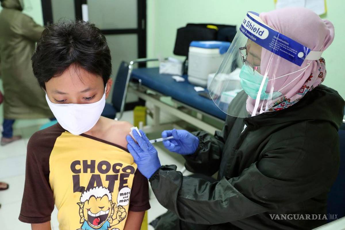 Reino Unido aprueba la vacuna de Pfizer contra el COVID-19 para adolescentes de entre 12 y 15 años