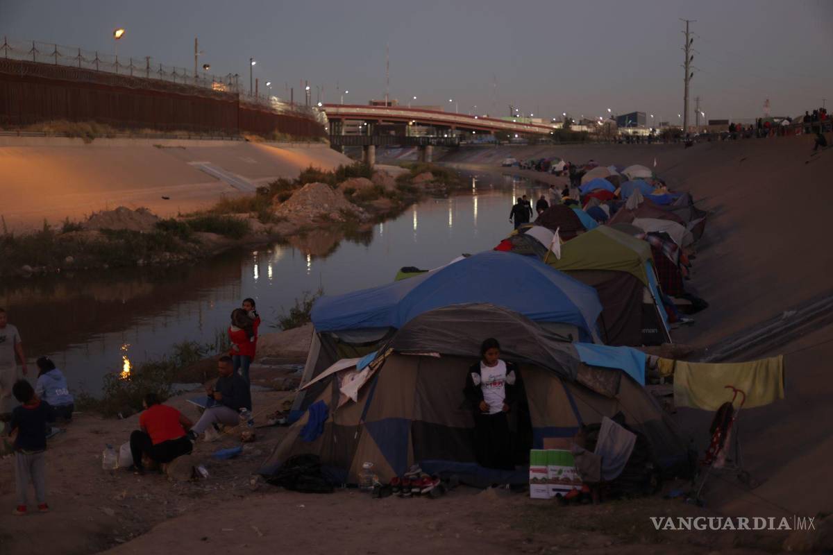 Desalojan a migrantes venezolanos del Río Bravo; campamento es incendiado