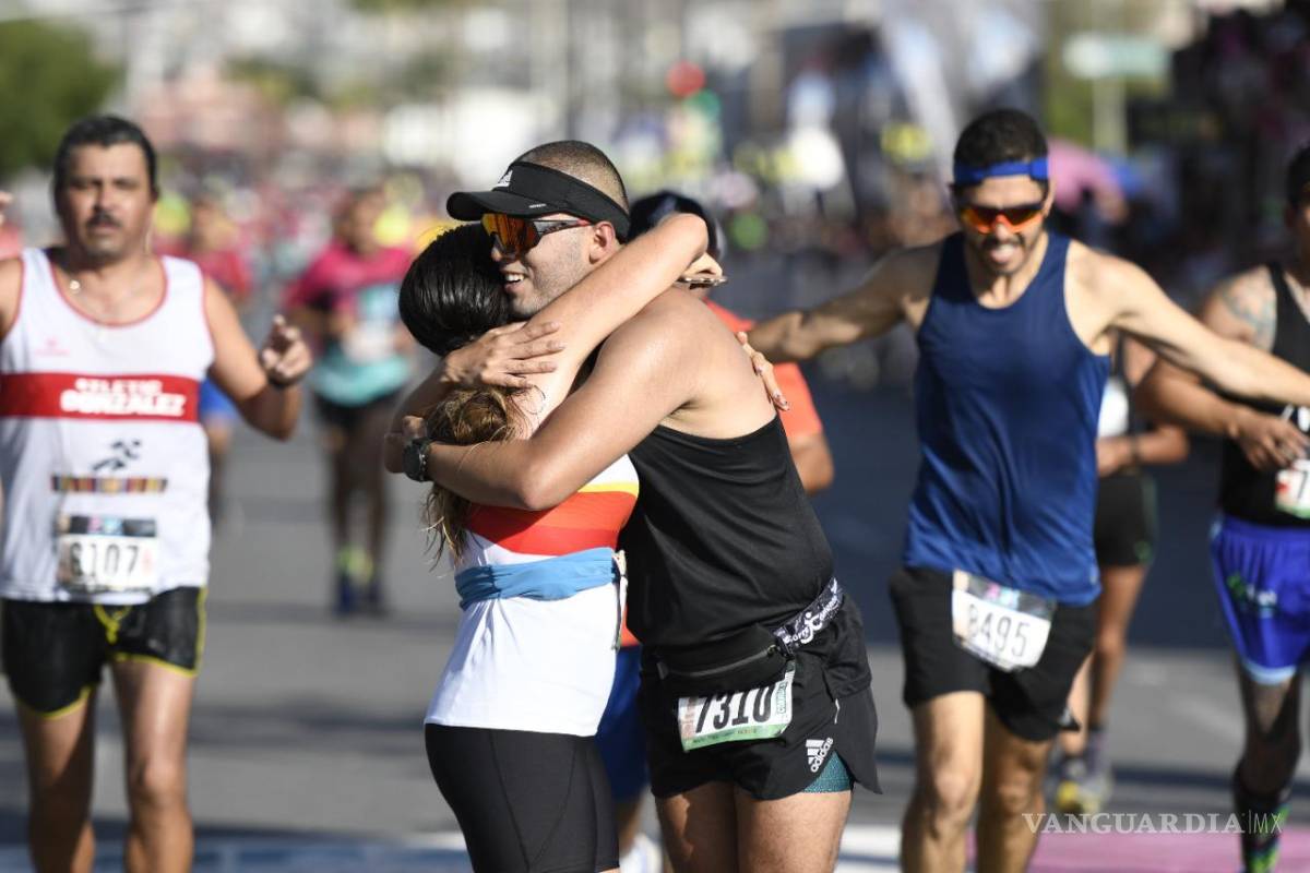 $!Le dan el ‘Sí’ en el 21K Coahuila; novio propone matrimonio en la línea de meta