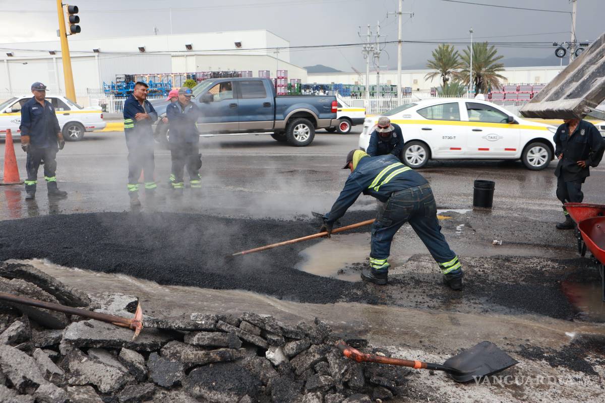 $!Maquinaria y trabajadores municipales realizaron tareas de bacheo y reparación en el bulevar Mirasierra, al oriente de Saltillo.