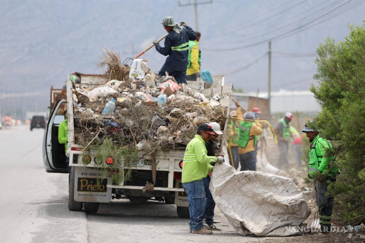 $!Durante la jornada de intervención sobre la carretera a General Cepeda, cuadrillas municipales retiraron basura acumulada y maleza, mejorando la imagen del corredor y reduciendo focos de contaminación.