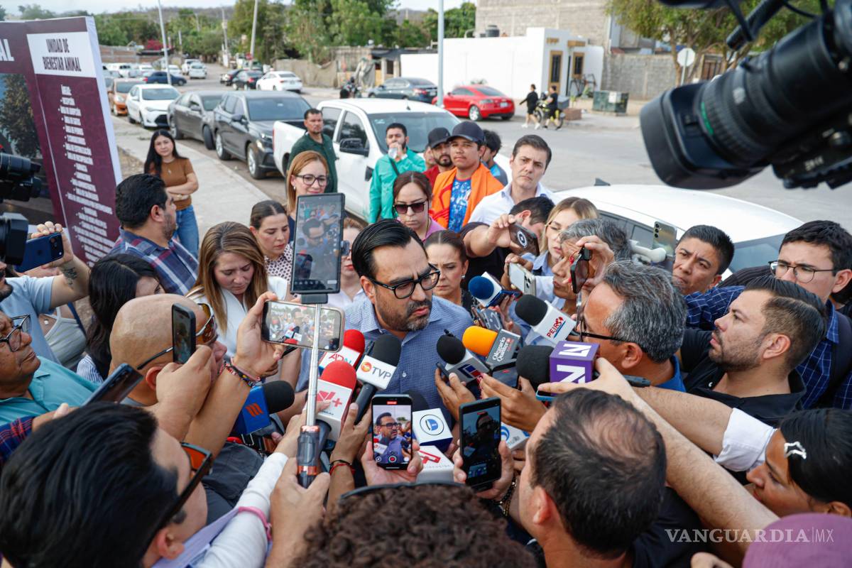 $!29 ABRIL 2026.- En medio de los señalamientos emitidos desde Estados Unidos por presuntos vínculos con el narcotráfico, el alcalde de Culiacán, Juan de Dios Gámez Mendívil, defendió la actuación de su administración al subrayar que “siempre se ha conducido con apego a la legalidad y al estado de derecho”. El munícipe enfatizó el respeto a las instituciones y a los límites que marca la ley, en un contexto donde las acusaciones internacionales han generado debate público sobre la transparencia y la credibilidad de los gobiernos locales en Sinaloa. Su postura busca reafirmar confianza en la ciudadanía y marcar distancia frente a las versiones que lo relacionan con actividades ilícitas.