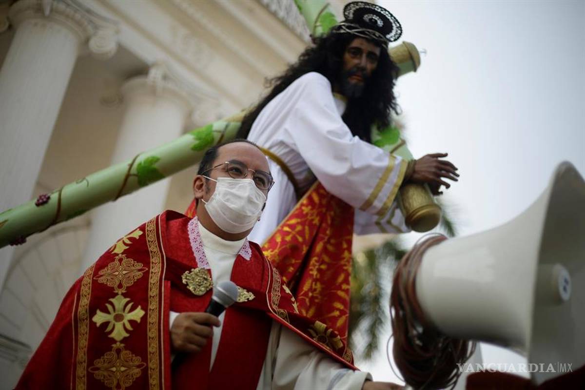 $!Coronavirus: Jesús cargando la cruz recorre en coche las principales calles y avenidas en Suchitoto en El Salvador por la cuarentena a causa del COVID-19