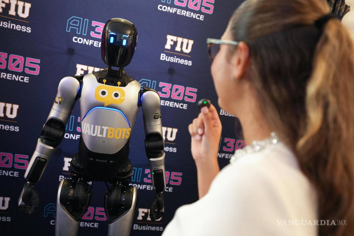 $!Una persona habla con Luka, un robot humanoide que también habla español en Miami.