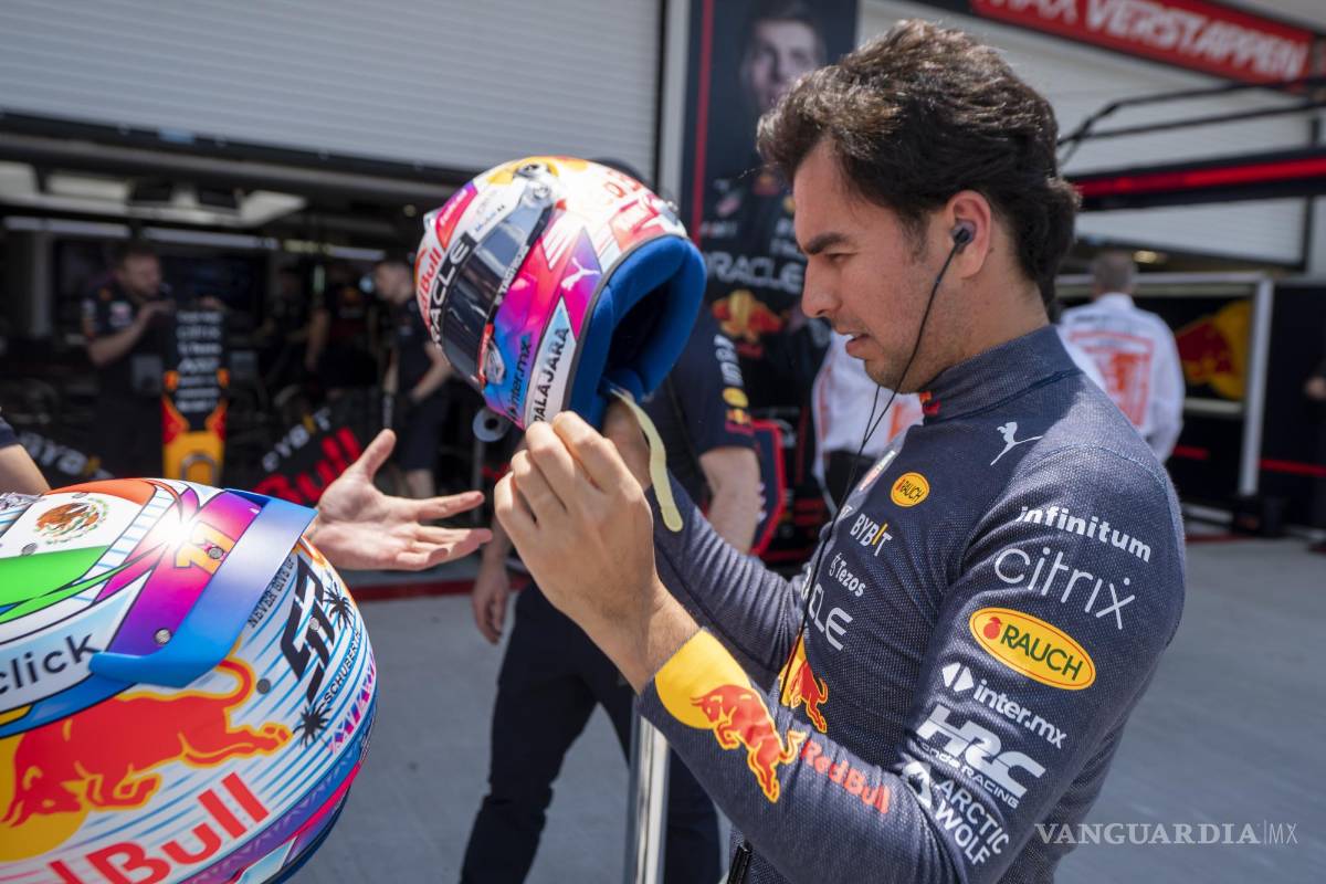 $!El piloto mexicano Sergio Pérez de Red Bull Racing juega con su casco antes de los entrenamientos libres 1 del Gran Premio de Fórmula 1 de Miami.