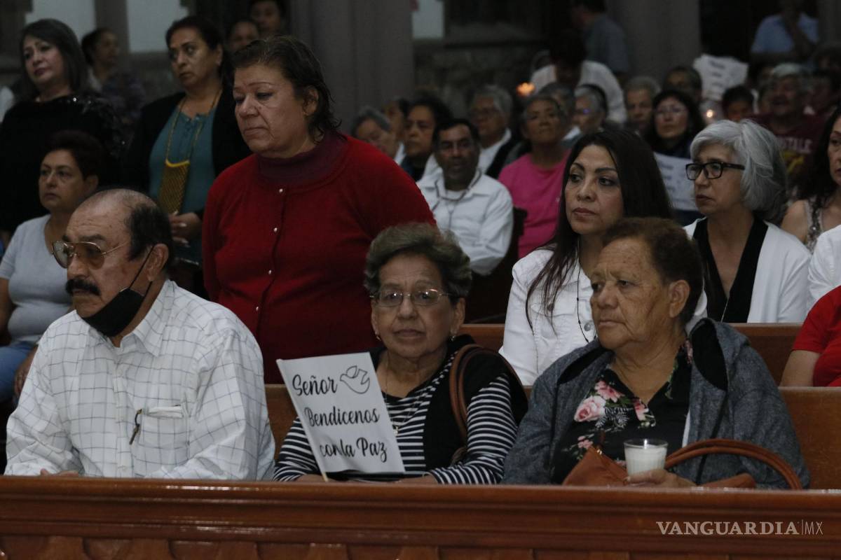 $!Al ingresar al Santuario los asistentes entonaron cantos.