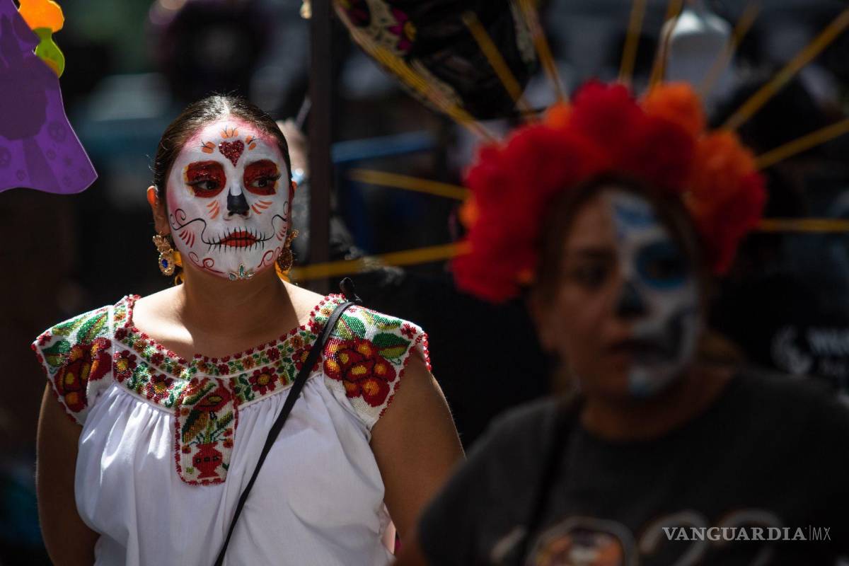 $!Decenas de personas se maquillaron de catrines y catrinas en avenida Reforma para participar en la tarde en la Mega Procesión de Catrinas 2022.