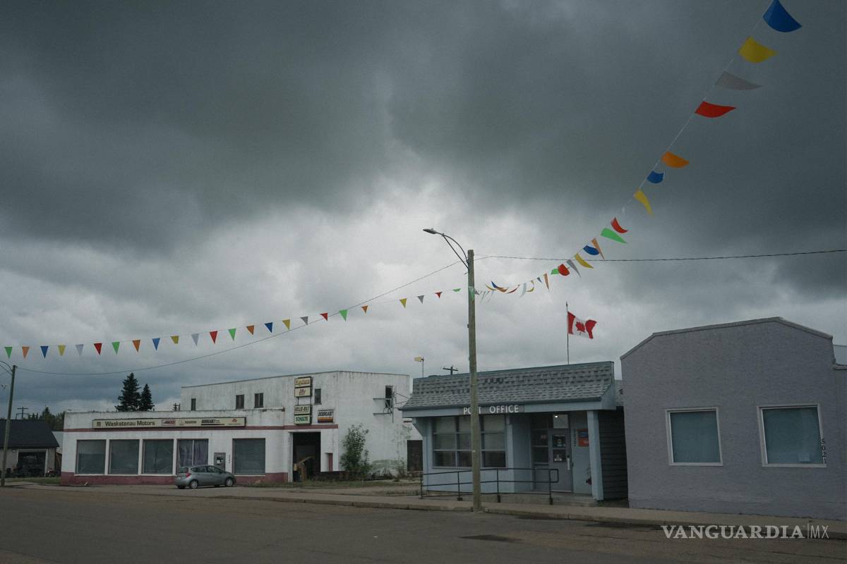 $!Nubes de tormenta se acumulan sobre la calle principal de Waskatenau, Alberta, Canadá, el martes 11 de agosto de 2026.
