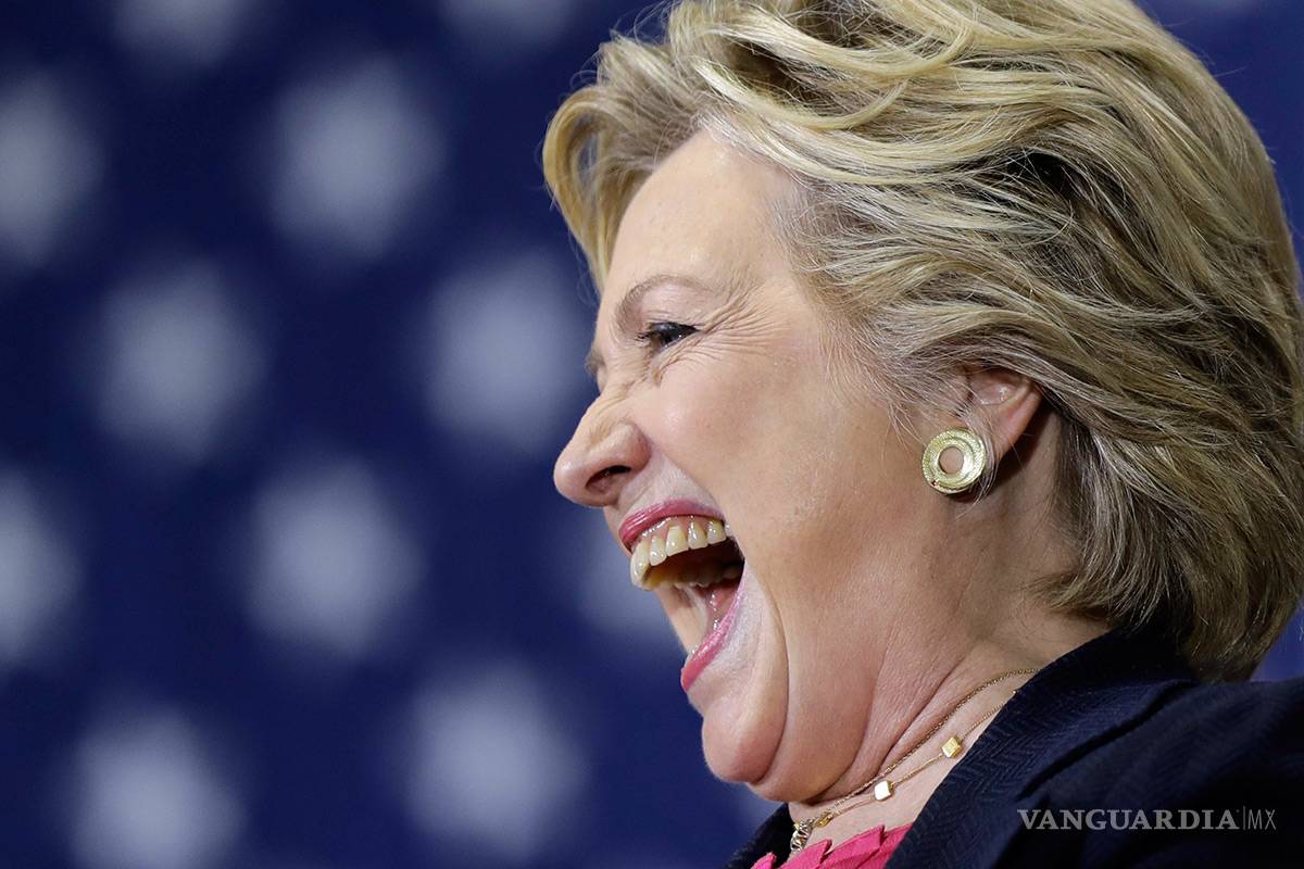 Encuestas le dan una ventaja de dos dígitos a Hillary Clinton