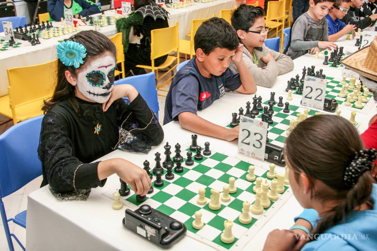 $!Fiesta de estrategia y disfraces de Construajedrez
