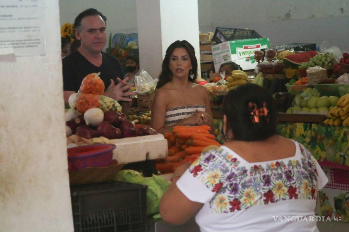 $!Eva Longoria, visitó el mercado de Santiago en el centro de Mérida, acompañada del Chef Roberto Solís quienes se encuentran grabando una serie de televisión.