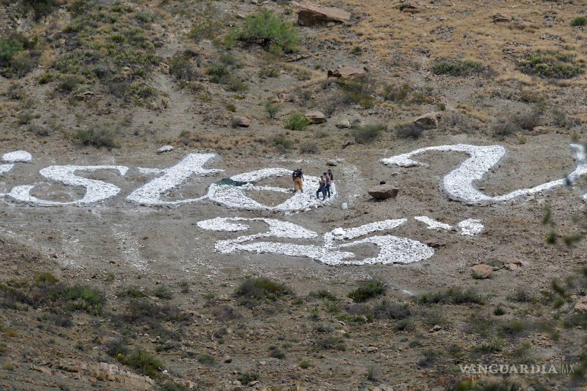 $!Miembros de la organización Cristo Vive procedieron a remover la modificación y restaurar la inscripción original.