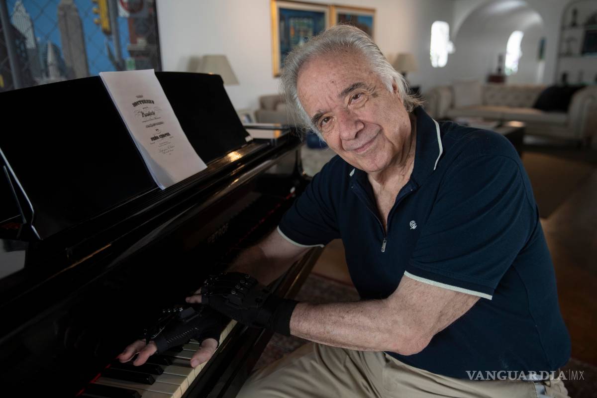 $!João Carlos Martins, un aclamado pianista vuelve a tocar gracias a unos guantes “mágicos”