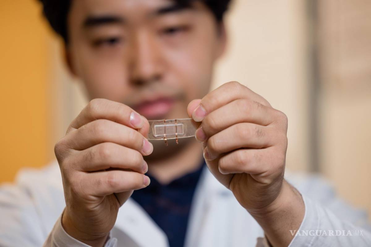 $!Yuta Dobashi, graduado en ingeniería biomédica, con sensor de hidrogel.
