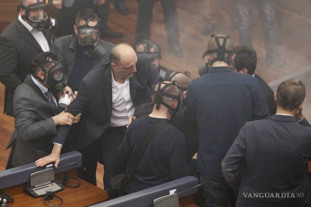 Oposición kosovar lanza gas lacrimógeno en el Parlamento