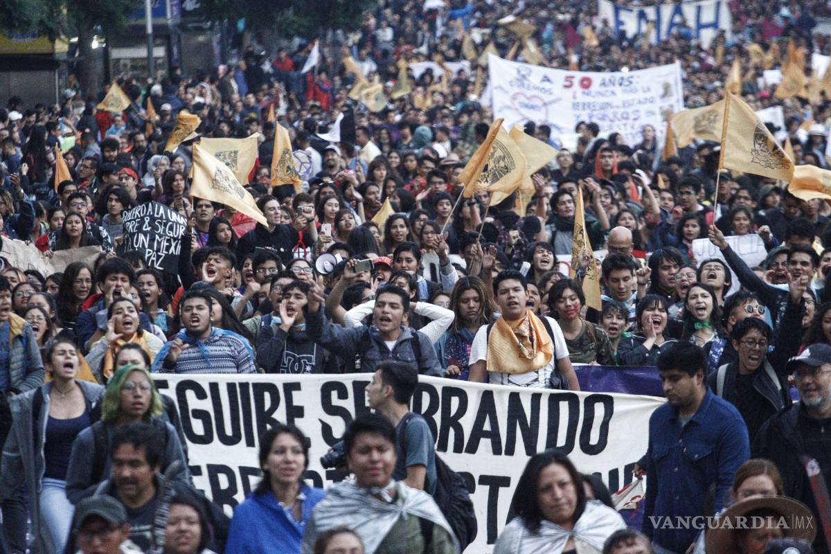 Universitarios toman calles en la Marcha del Silencio; exigen la salida de porros de la UNAM