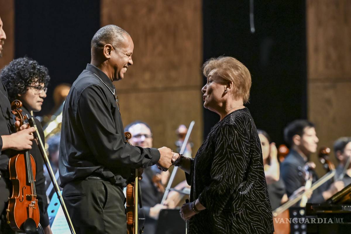 $!La Orquesta Metropolitana de Saltillo llena el Teatro de la Ciudad con Mariana Chabukiani y un estreno