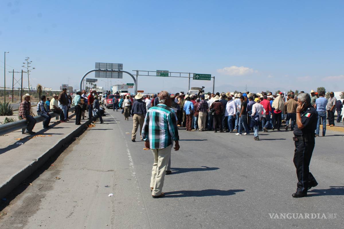 $!Productores bloquean periférico, exigen baja en precio de insumos