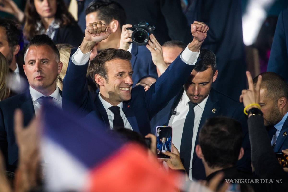 $!El presidente francés, Emmanuel Macron, reacciona con sus seguidores después de ganar la segunda vuelta de las elecciones presidenciales francesas.