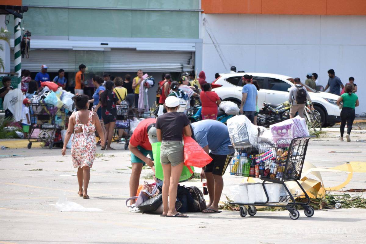 $!A 48 horas de que el Huracán categoría 5 ‘Otis’ tocara tierra, la rapiña dejó a tiendas departamentales y de conveniencia saqueadas casi en su totalidad.