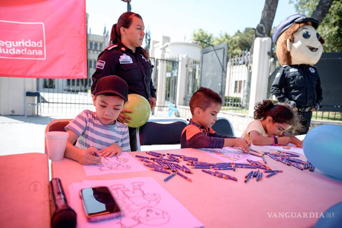 $!Elementos de la Policía Montada y Turística participaron en dinámicas de cercanía con la niñez saltillense, fortaleciendo la relación entre ciudadanía y cuerpos de seguridad.