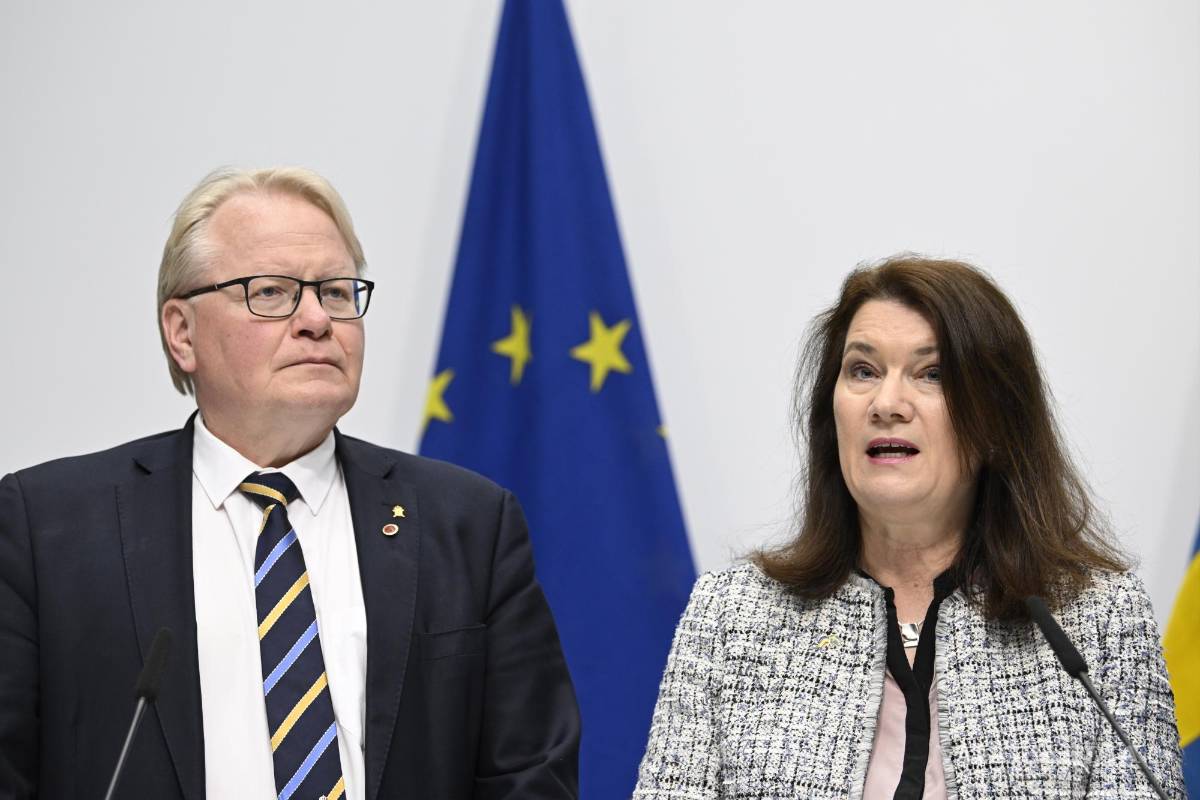 $!El Ministro de Defensa de Suecia, Peter Hultqvist (i), y la Ministra de Relaciones Exteriores de Suecia, Ann Linde, presentan un análisis de la política de seguridad.