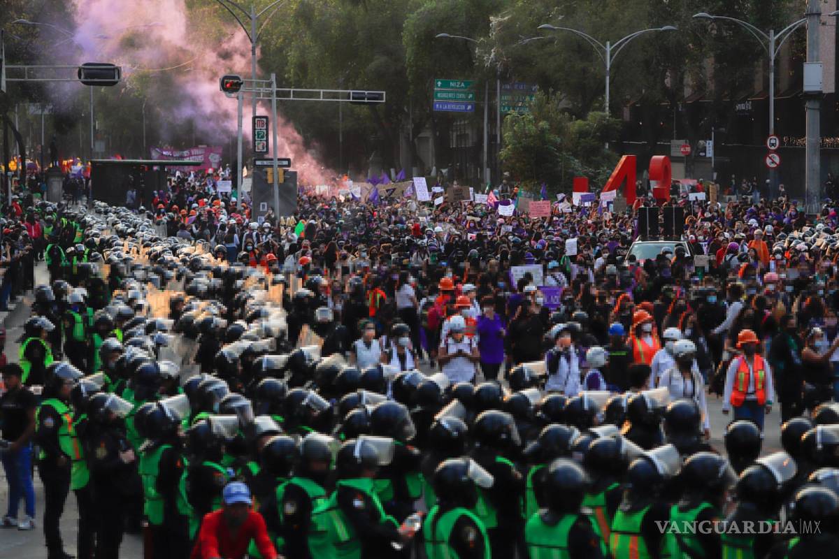 $!CIUDAD DE MÉXICO (MÉXICO), 25/11/2019.- A la marcha, asistieron agentes de seguridad y policías que rodearon la zona para evitar “enfrentamientos”.