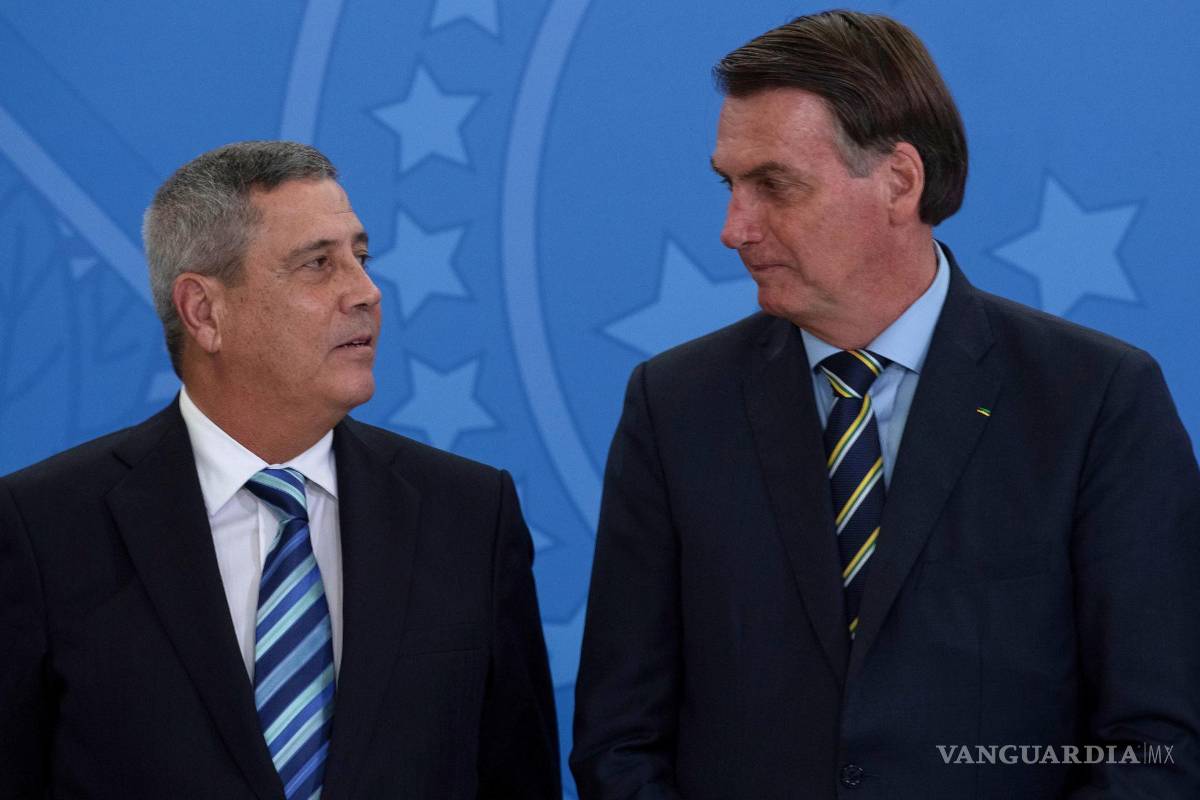 $!Fotografía del 18 de febrero de 2020 del expresidente de Brasil Jair Bolsonaro (d) y el exministro de la Presidencia y de Defensa Walter Braga Netto en Brasilia, Brasil.