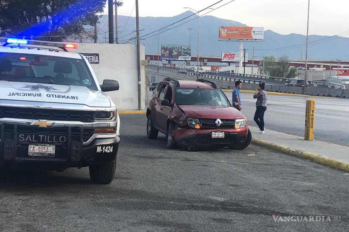 Conductor pierde control y se estrella contra muro en Saltillo