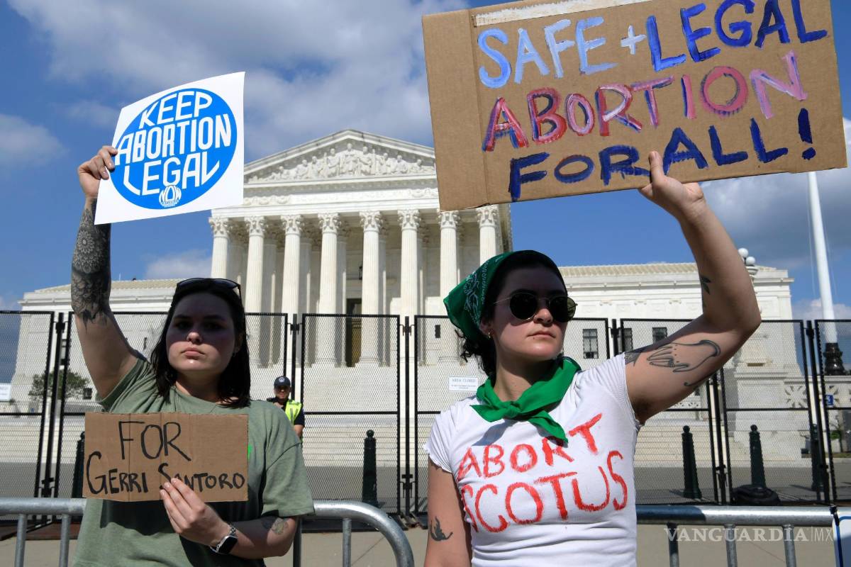 $!Activistas de los grupos Bans Off Our Bodies y Pro Choice protestan contra el fallo que prohíbe el aborto hoy, frente al Tribunal Supremo en Washington.
