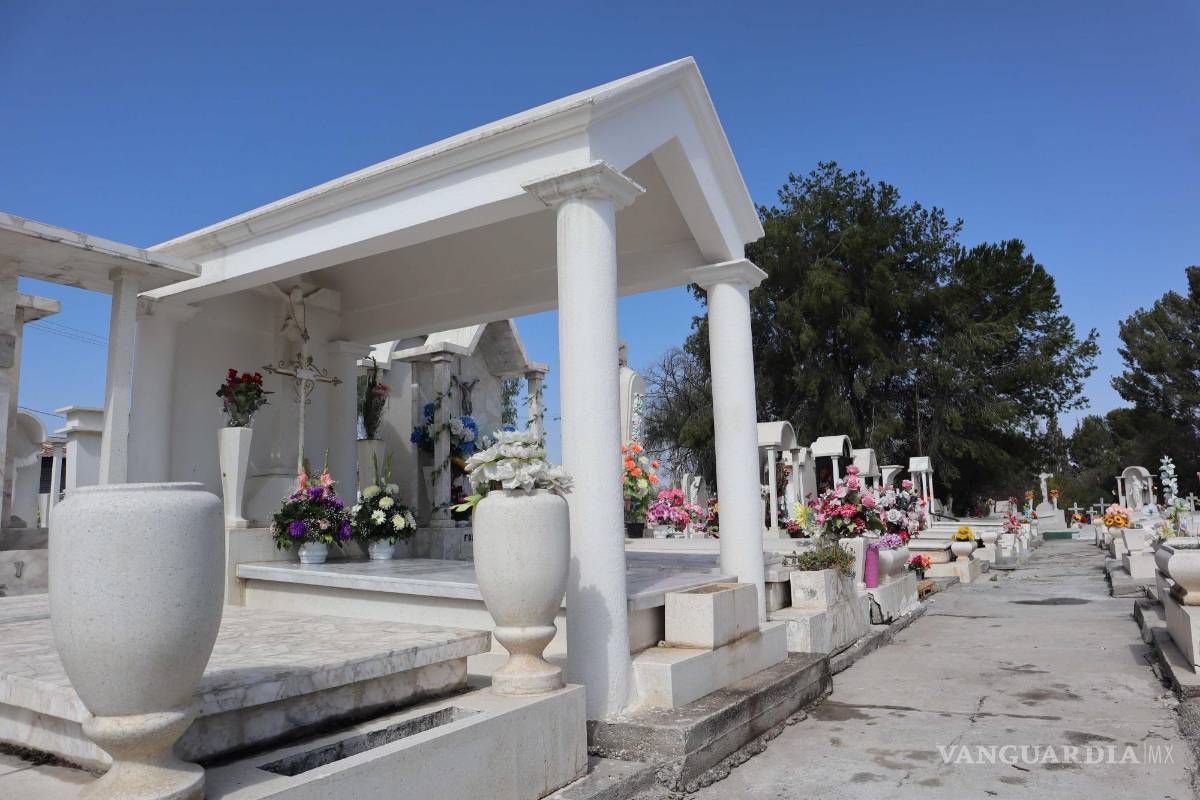 En vísperas de Día de Muertos, vendedores y panteones de Saltillo esperan visitantes a partir de esta tarde