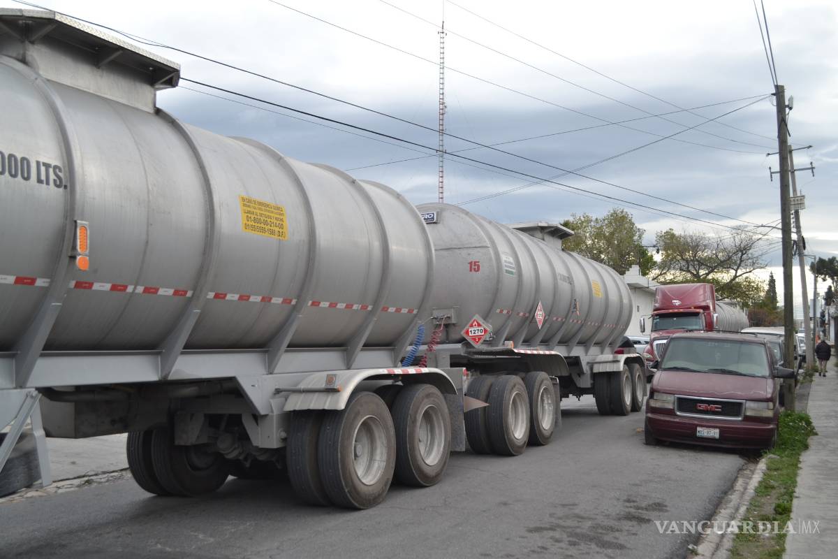 Decomisan huachicol de dos tractocamiones en la carretera a Torreón