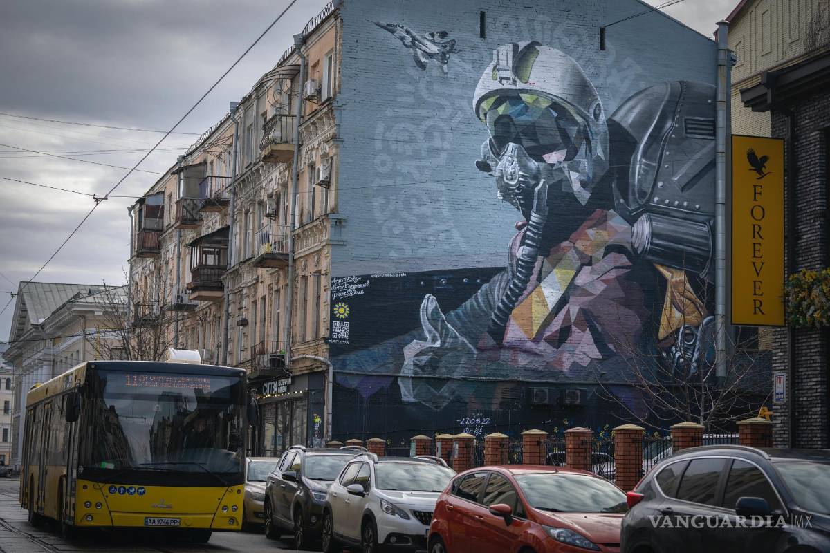$!Un mural muestra a un piloto ucraniano haciendo un gesto con el pulgar hacia arriba, en un edificio de apartamentos en Kiev, Ucrania, el 19 de enero de 2024.
