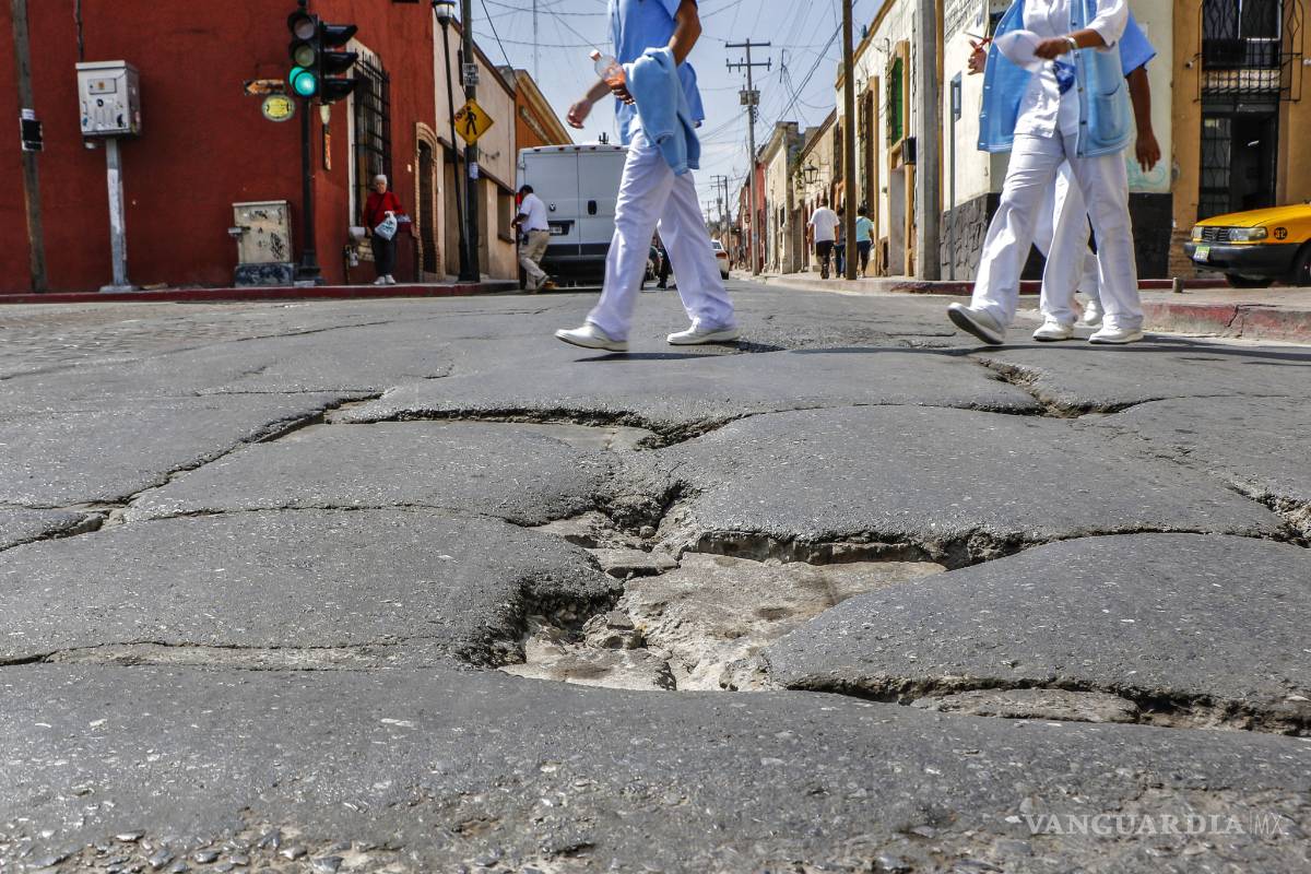 El tormento de circular entre parches y baches en el Centro de Saltillo