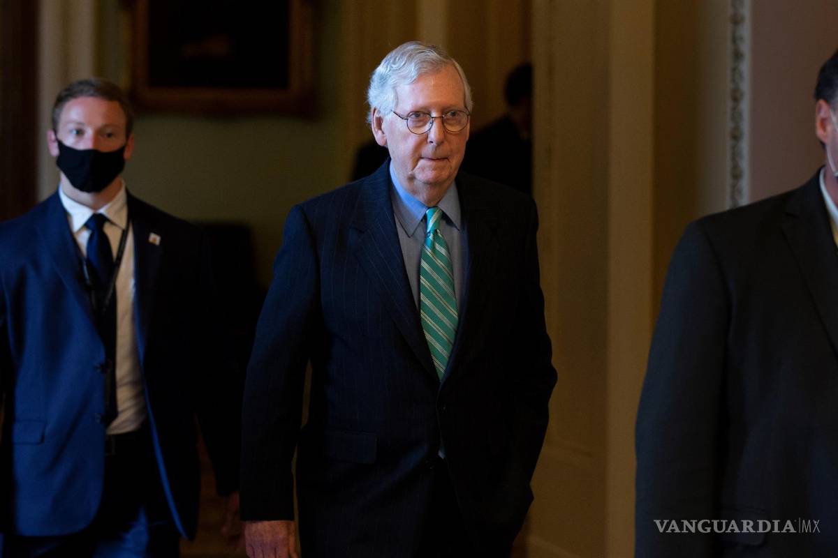 $!El líder de la minoría del Senado, Mitch McConnell (C), camina hacia su oficina luego de un almuerzo republicano en Capitol Hill en Washington. EFE/EPA/Michael Reynolds