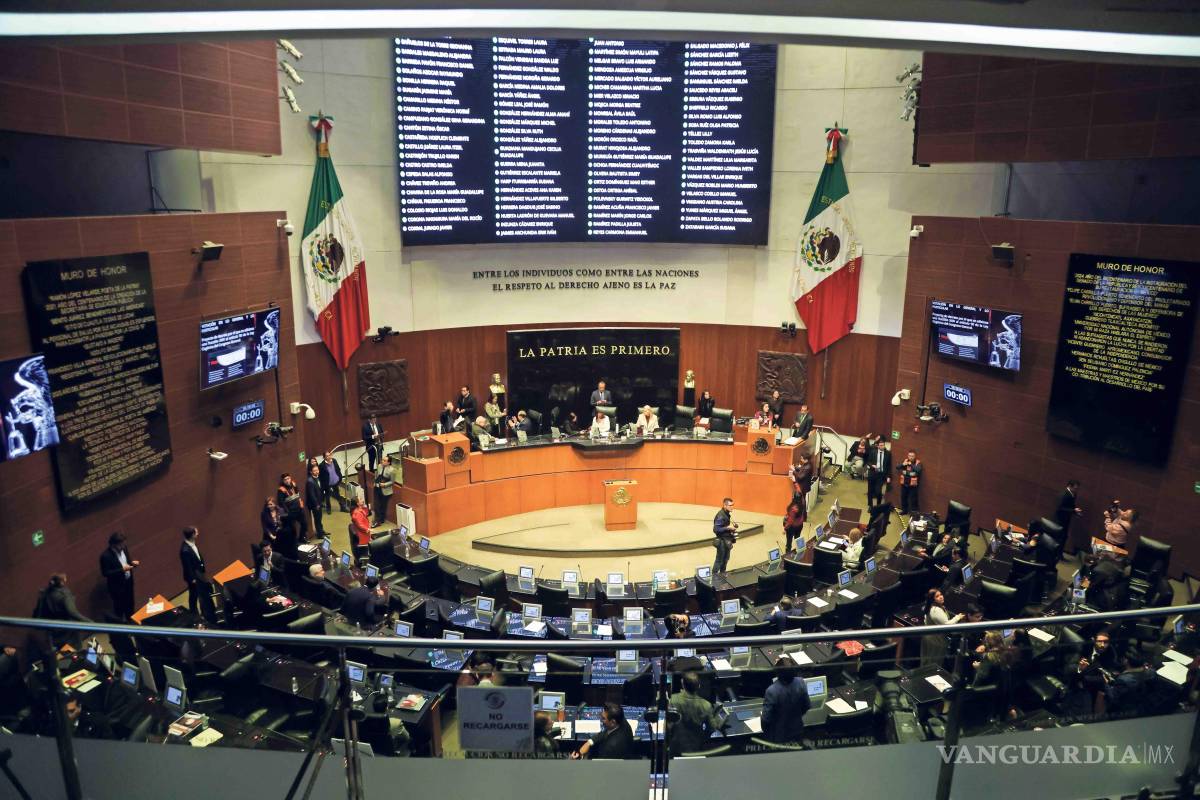 Permisos masivos también contagian a los senadores