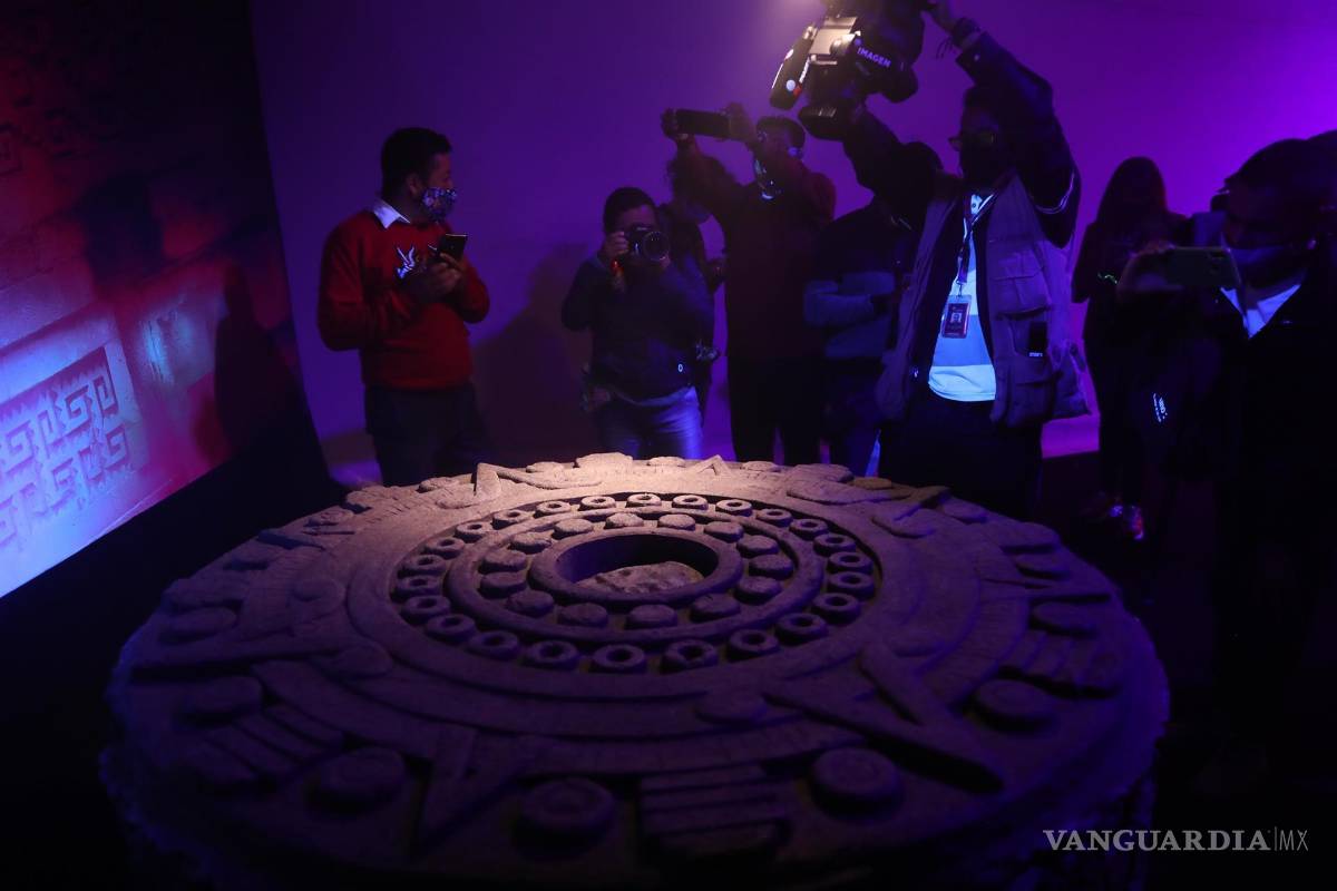 $!Visitantes observan la exposición “Inframundo” con motivo del Día de Muertos en Ciudad de México. EFE/Sáshenka Gutiérrez