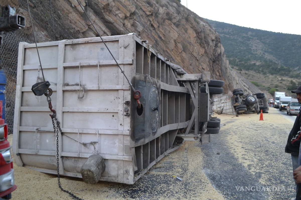 Le fallan frenos a tractocamión y vuelca en Los Chorros