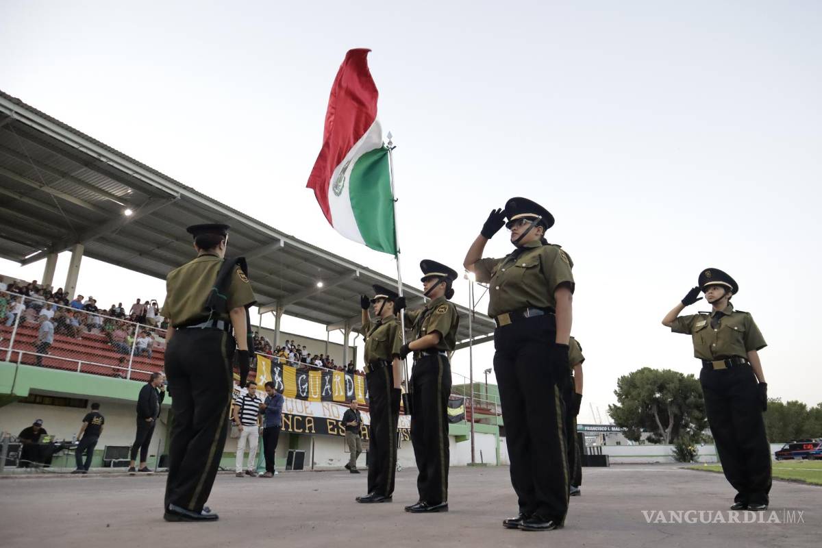 $!Se realizaron los tradicionales honores a la bandera previo al duelo.
