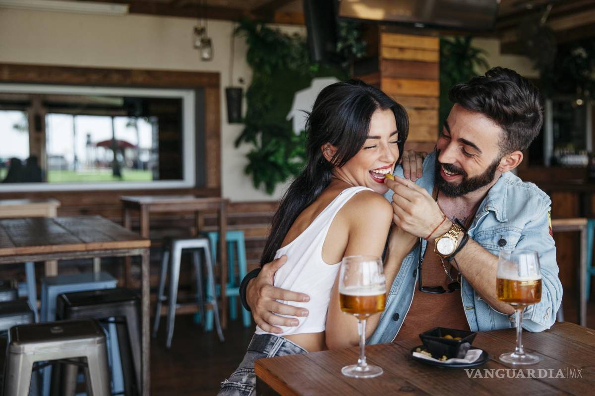 $!La psicología evolutiva sugiere que los seres humanos están biológicamente programados para sentir atracción hacia múltiples personas.